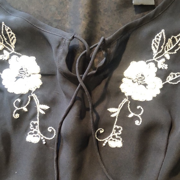 EUC Sheer bell-sleeved top from NY&C - Picture 4 of 5